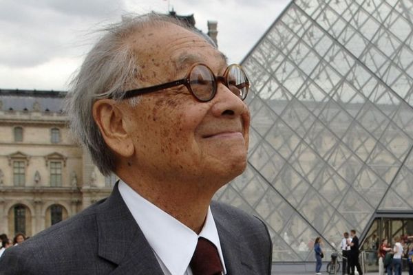 Ieoh Ming Pei navrhl skleněnou pyramidu v muzeu Louvre. Ieoh Ming Pei navrhl skleněnou pyramidu v muzeu Louvre.