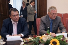 Ve sv&eacute; nov&eacute; knize mluv&iacute; Paroubek i o sv&eacute;m rivalovi Topol&aacute;nkovi.