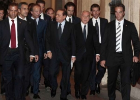 Berlusconi s bodyg&aacute;rdy opou&scaron;t&iacute; rezidenci Palazzo Grazioli.