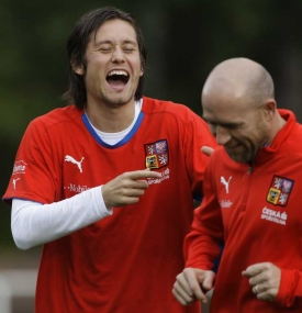 Tom&aacute;&scaron; Rosick&yacute; na tr&eacute;ninku žertuje s Jiř&iacute;m &Scaron;tajnerem.