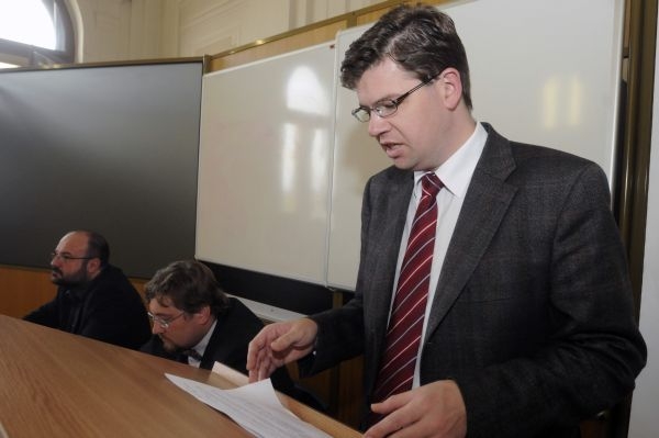 Jiří Pospíšil zastavil obhajoby rigorózních prací na ZČU. Jiří Pospíšil zastavil obhajoby rigorózních prací na ZČU.