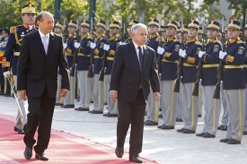 Polský prezident Kaczyński (vpravo). Klaus osiřel.