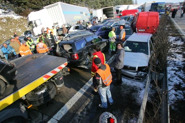 Loňská rekordní nehoda na D1 - 231 aut.