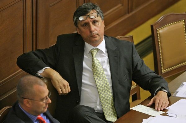Fischer se bude o osudu své vlády bavit se zástupci stran. Fischer se bude o osudu své vlády bavit se zástupci stran.