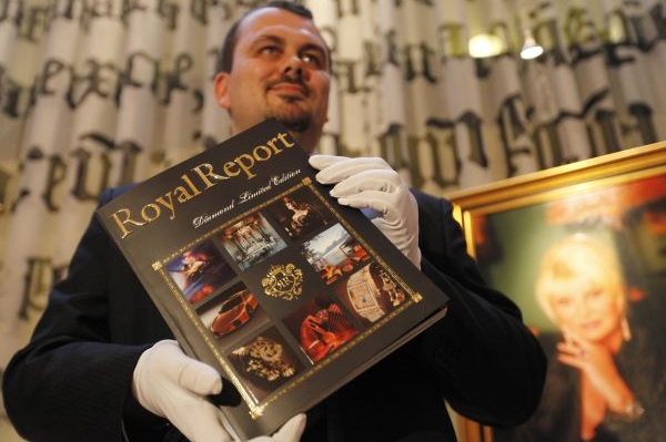 Šéfredaktor Miloslav Oplt s časopisem Royal Report. Šéfredaktor Miloslav Oplt s časopisem Royal Report.