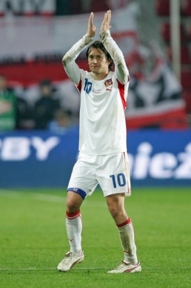 Tomáš Rosický děkuje publiku na letenském stadionu.