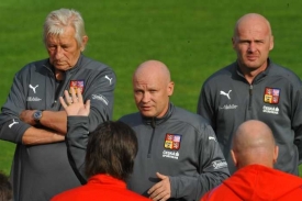 Jak to asi dopadne? Trio tren&eacute;rů Br&uuml;ckner, Ha&scaron;ek, B&iacute;lek při tr&eacute;ninku.