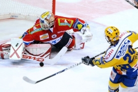 Dominik Hašek kryje pokus zlínského Romana Vlacha.
