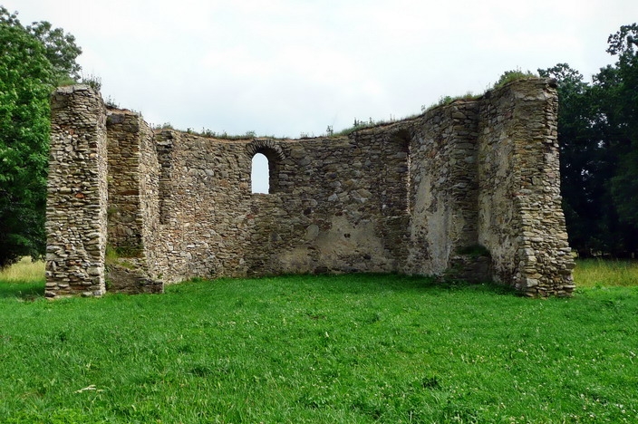 Kostel sv. Jakuba – pohled do presbyteria.