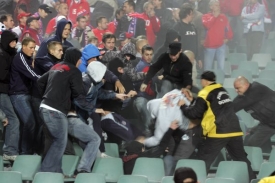 Takto ř&aacute;dili fanou&scaron;ci na minul&eacute;m utk&aacute;n&iacute; mezi Českem a Polskem.
