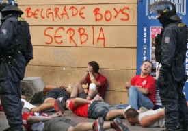 Srb&scaron;t&iacute; fanou&scaron;ci po bitce s polici&iacute;. Několik jich pak bylo zadrženo.