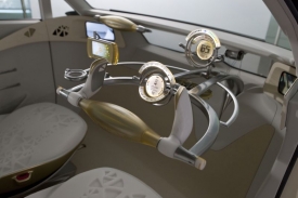 Klasick&yacute; volant a ped&aacute;ly nahradil bizarn&iacute; ovladač se dvěma joysticky. V&scaron;echny řidičovy povely se na kola přen&aacute;&scaron;ej&iacute; elektronickou cestou.