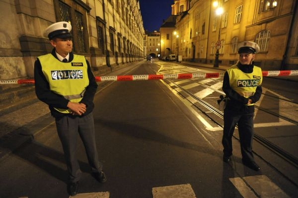Policisté uzavřeli okolí Karlova mostu kvůli úniku plynu. Policisté uzavřeli okolí Karlova mostu kvůli úniku plynu.