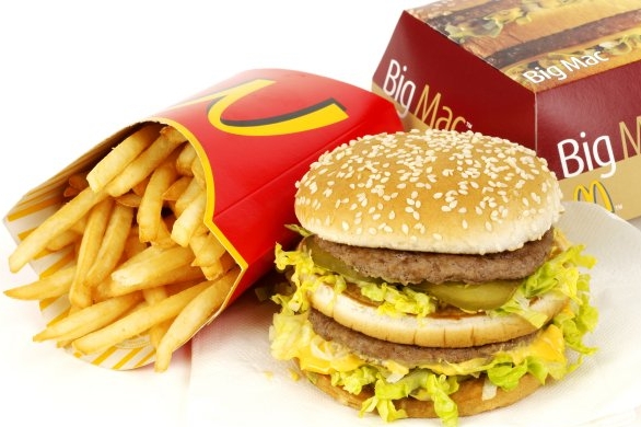 Představa hamburgeru na dohled od Louvru vzbudila rozruch v médiích. Představa hamburgeru na dohled od Louvru vzbudila rozruch v médiích.