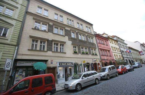 "Poslanecký" dům na Malé Straně, jehož využití zařídil Ringo Čech. "Poslanecký" dům na Malé Straně, jehož využití zařídil Ringo Čech.