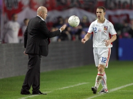 Ivan Hašek podává balon obránci Zdeňku Pospěchovi.