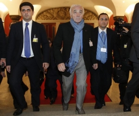 Přišel i Charles Aznavour, arménský zpěvák a též ambasador ve Francii.