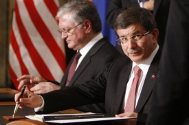 Ministři Ahmet Davutoglu a Edvard Nalbandjan přece jen podepisují.