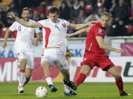 Tomáš Necid (uprostřed), autor prvního gólu v síti Polska.