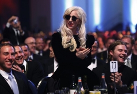Na več&iacute;rku byla i zpěvačka Lady Gaga. Ř&iacute;k&aacute;, že je bisexu&aacute;ln&iacute;.