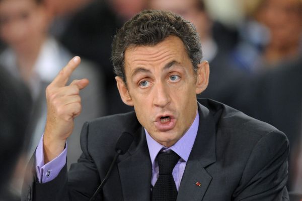 Prezident Sarkozy je všude, nepouští ani diplomacii. Prezident Sarkozy je všude, nepouští ani diplomacii.