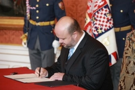 Martin Pecina (na sn&iacute;mku) vybral na post n&aacute;městka Jaroslava Ch&yacute;lka.
