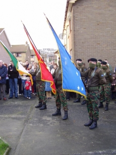 Členov&eacute; INLA v Bogside.