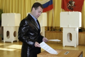 Prezident Medveděv u urny.