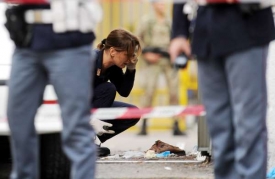 Policiest&eacute; sb&iacute;raj&iacute; důkazy po bombov&eacute;m &uacute;toku.