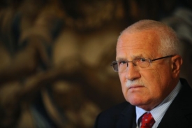 Václav Klaus tvrdošíjně odmítá podepsat lisabonskou smlouvu.