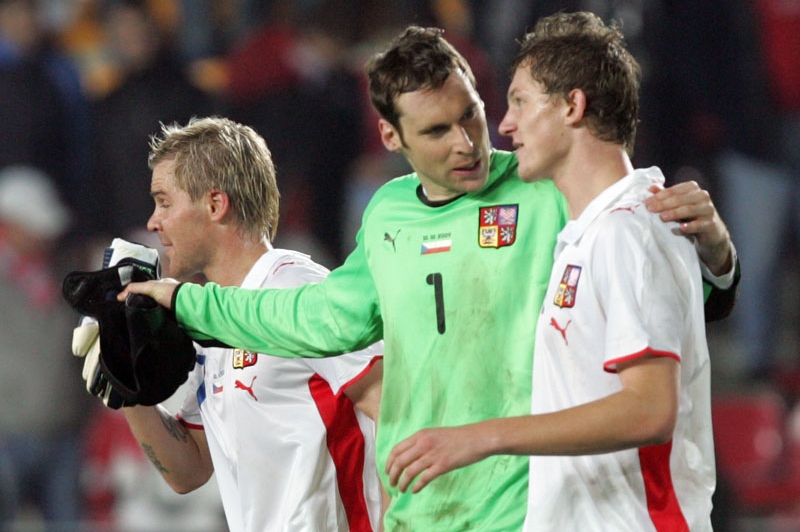 Tomáš Necid (vpravo) s brankářem Petrem Čechem po utkání s Polskem. Tomáš Necid (vpravo) s brankářem Petrem Čechem po utkání s Polskem.