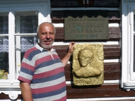 Jaroslav Skopec u chalupy ve Sklenařicích.