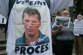 Demonstranti požadovali veřejný proces.