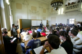 Studenti se bojí, že jejich vydřený titul na trhu práce neobstojí.