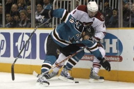 Milan Mich&aacute;lek (vpravo) v utk&aacute;n&iacute; z&aacute;mořsk&eacute; NHL.