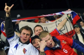 Fanou&scaron;ci česk&yacute;ch fotbalistů - kolik jich doraz&iacute; ve střdedu do Edenu?
