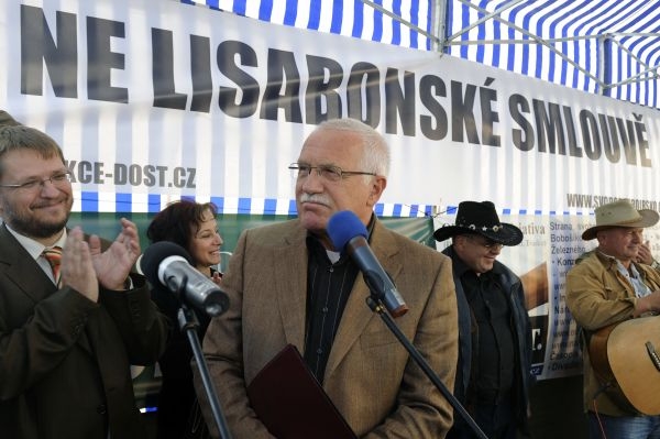 Václav Klaus mezi svými příznivci.