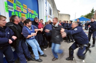 Dozorci v Pař&iacute;ži protestuj&iacute; proti mizern&yacute;m pracovn&iacute;m podm&iacute;nk&aacute;m.
