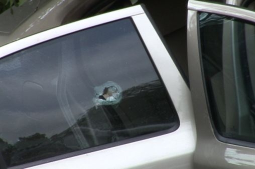 Policisté stříleli po ujíždějícím autě. Jeho řidič jim utekl. 