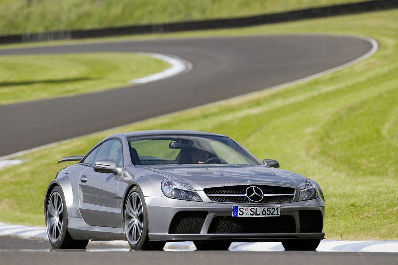 Mercedes SL 65 AMG Black Series zvládne přes 320 km/h.