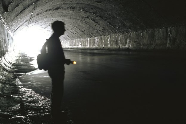 Do tunelů se novinář O'Brien vydával pět let vyzbrojený jen baterkou.