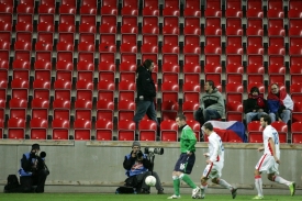 Fotbalisté a za nimi poloprázdné tribuny stadionu v Edenu.