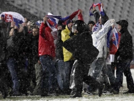 Fanoušci Slovenska slaví přímo na stadionu v polském Chorzówě.