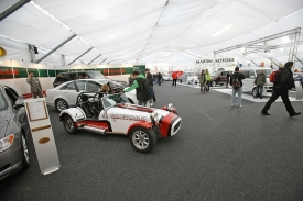 Na výstavě můžete spatřit Caterham a kousek dál čínská auta.