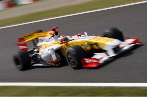Ferdando Alonso v monopostu stáje Renault. Ferdando Alonso v monopostu stáje Renault.