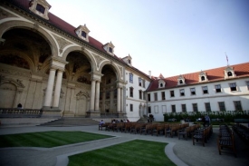 Ve Valdštejnském paláci byla dosud jen jedna socha slavného vojevůdce.