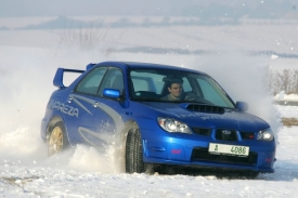 Nedotáčivý smyk může nepříjemně překvapit i v autě s pohonem 4x4.