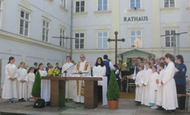 Křesťanství pod takem islámu. Mše před radnicí v lázních Bad Vöslau.