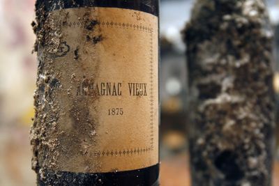 Mezi skvosty, které vydalo sklepení, byly 4 lahve 1875 Armagnac Vieux.