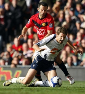 Ryan Giggs v souboji s Rickettsem z Boltonu.